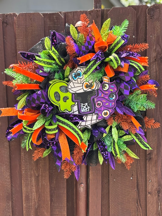 “Monster Mash Sundae” – Spooky Ice Cream Halloween Wreath