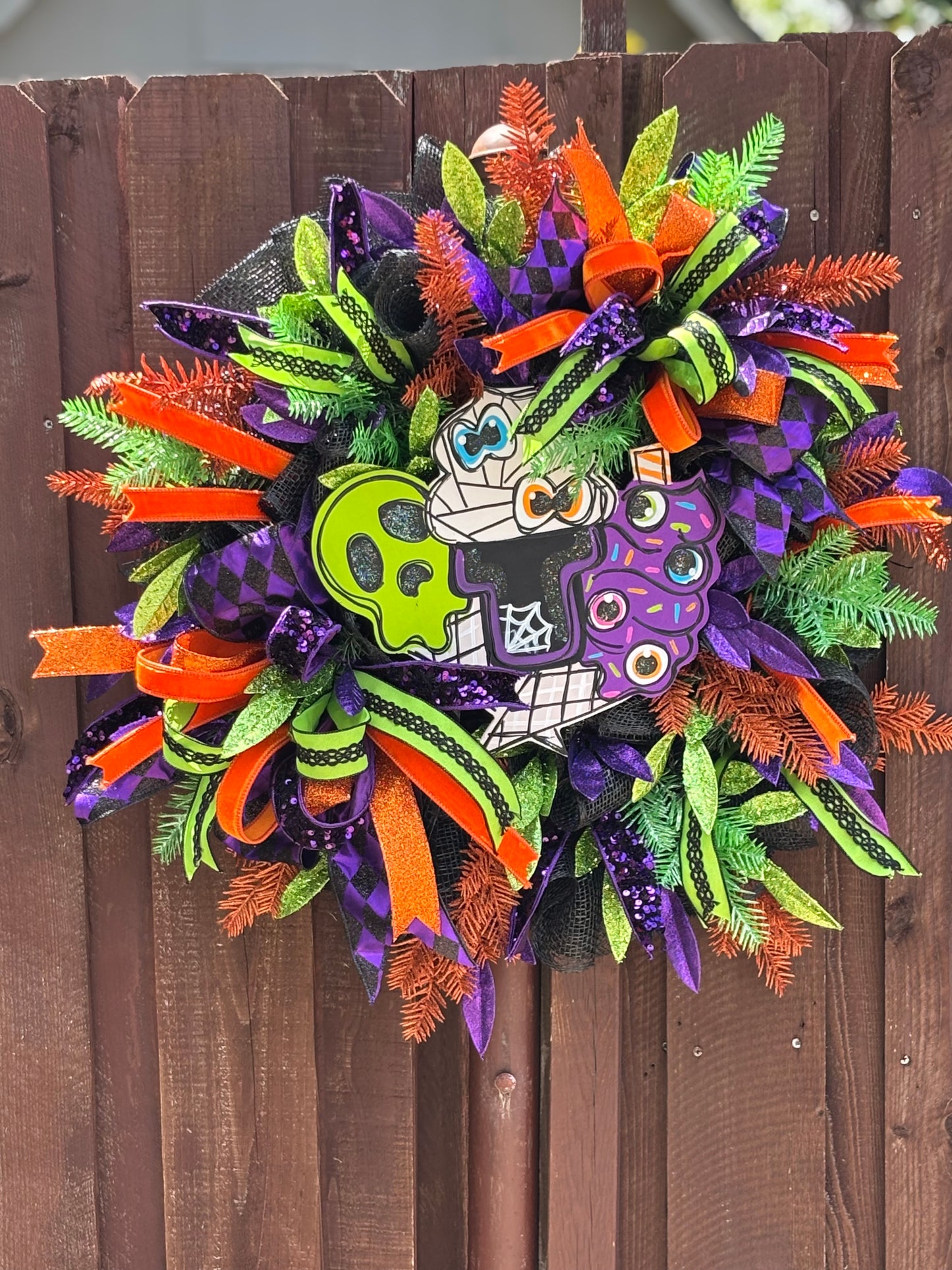 “Monster Mash Sundae” – Spooky Ice Cream Halloween Wreath